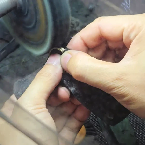 đánh bóng nhẫn cưới